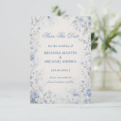 Sanfte Blaue Winterliche Blumeneleganz Save The Date (Stehend Vorderseite)