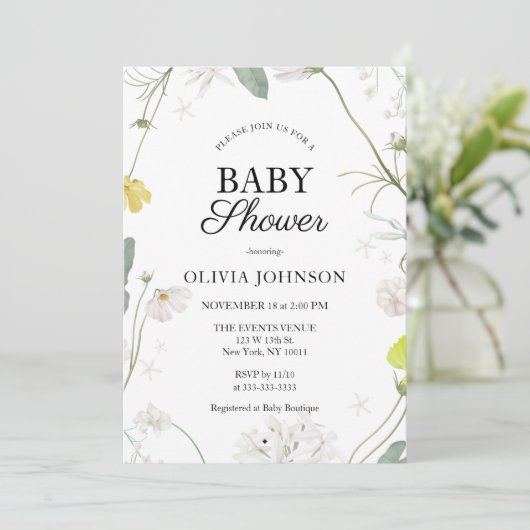 Sanfte grüne Boho Gender Neutral Floral Baby Dusch Einladung (Stehend Vorderseite)