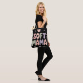 Sanfte Mama-Pastell-Typografie-Design Tasche (Am Model)
