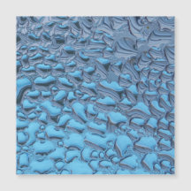 Sanfte Regentropfen aus blauem Glas