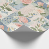 Sanfte zarte florale rosa und blaue Patchworkarbei Geschenkpapier (Ecke)