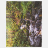 Sanfter Wasserfall Wald Bach Fleecedecke (Vorderseite)