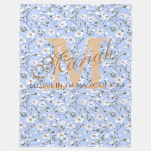 Sanftes Babyblau-Weiß-Blumenmuster Name Monogramm Fleecedecke