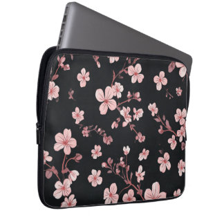 Sanftes Babyrosa Mini-Sakura-Muster auf Schwarz - Laptopschutzhülle
