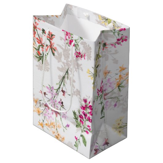 Sanftes Blumenmuster Mittlere Geschenktüte (Vorderseite Schrägansicht)