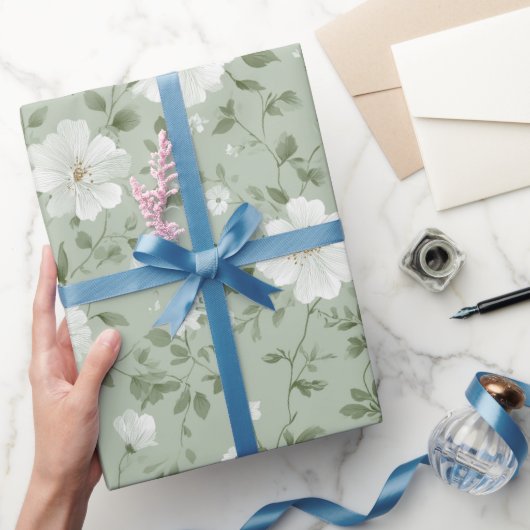 Sanftes grünes Blumen-Cream-Blumenmuster Geschenkpapier (Schenken)