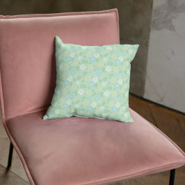 Sanftes grünes Blumendesign mit weißen blauen gelb Kissen
