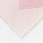 Sanftes Rosa Chevron Geometrisch Fleecedecke (Ecke)