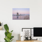 Sanftes Sonnenlicht im Winter über Windmühlen Poster (Heimbüro)