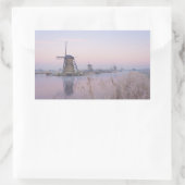 Sanftes Sonnenlicht im Winter über Windmühlen Rechteckiger Aufkleber (Tasche)