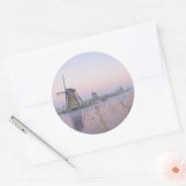 Sanftes Sonnenlicht im Winter über Windmühlen Runder Aufkleber (Umschlag)