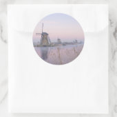 Sanftes Sonnenlicht im Winter über Windmühlen Runder Aufkleber (Tasche)