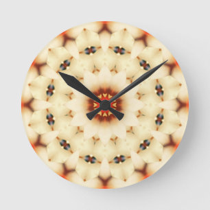 Sanftes traumhaftes cremefarbenes Blumenmuster Runde Wanduhr