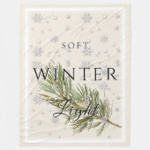 Sanftes Winterlicht mit Kiefernzweig und Schnee Fleecedecke (Vorderseite)
