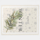 Sanftes Winterlicht mit Kiefernzweig und Schnee Fleecedecke (Vorderseite (Horizontal))