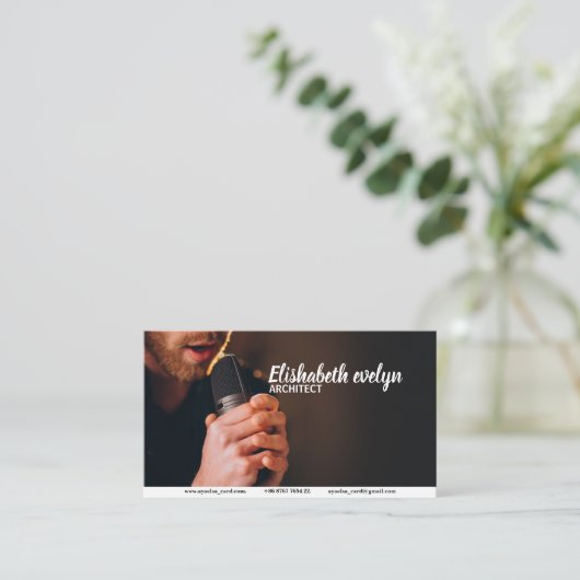 Sängerin mit Mikrofon im Studio Visitenkarte (Stehend Vorderseite)