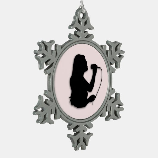 Sängerin-Rosa Schneeflocken Zinn-Ornament (Links)