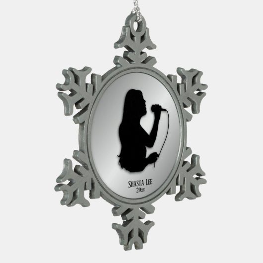 Sängerin-silberner persönlicher Name und Datum Schneeflocken Zinn-Ornament (Links)