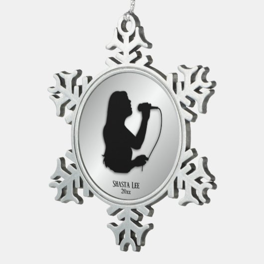 Sängerin-silberner persönlicher Name und Datum Schneeflocken Zinn-Ornament (Rechts)