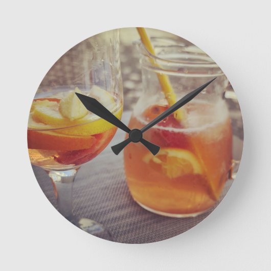 Sangria and Sunshine Runde Wanduhr (Vorderseite)