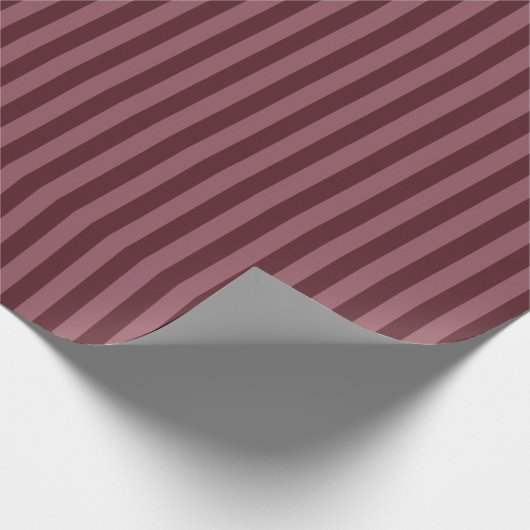 Sangria und Smyrna Lila Streifen Geschenkpapier (Ecke)