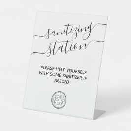 Sanierungsstation minimalmodern mit Logo-Sicherhei Sockelschild
