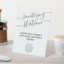 Sanierungsstation minimalmodern mit Logo-Sicherhei Sockelschild