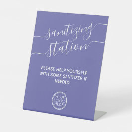 Sanierungsstation minimalmodern mit Logo-Sicherhei Sockelschild