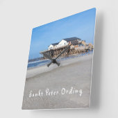 Sankt Peter Ording Haus auf Pfählen am Strand Quadratische Wanduhr (Winkel)