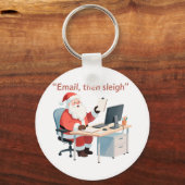 Santa arbeitet an einem Schreibtisch, der Weihnach Schlüsselanhänger (Vorderseite)