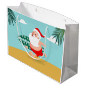 Santa at beach cartoon große geschenktüte (Rückseite Schrägansicht)