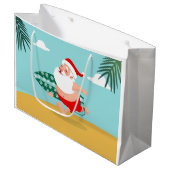Santa at beach cartoon große geschenktüte (Vorderseite Schrägansicht)