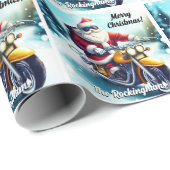 Santa auf einem Motorrad im Schnee Geschenkpapier (Rolleneckpunkt)