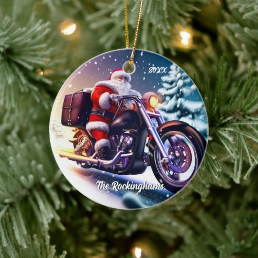 Santa auf einem Motorrad im Schnee Keramik Ornament (Baum)