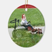 Santa auf einem Rasen Rasenmäher Landschaftsbild Keramikornament (Links)