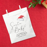 Santa Baby Christmas Baby Dusche Geschenktütchen<br><div class="desc">Niedliche Gastgeschenk-Taschen für Ihre Weihnachtsdusche mit "Santa Baby" in einem eleganten Drehbuch mit einem Herzschlag und einer Aquarellillustrierung eines roten Hutes des Weihnachtsmanns. Personalisieren Sie sich mit dem Namen und Duschdatum der Mutter in einfacher moderner Typografie.</div>