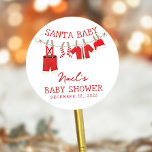 Santa Baby Christmas Baby Dusche Runder Aufkleber<br><div class="desc">Feiern Sie die Freude an der Weihnachtszeit mit der Weihnachtsdusche des Weihnachtsmannes! Diese reizvollen Aufkleber sind mit einer Wäscheleine mit bezaubernden Babykleidern des Weihnachtsmanns und einer personalisierten Botschaft geschmückt. Diese Aufkleber sind ideal für Favoriten,  Becher und mehr!</div>