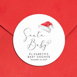 Santa Baby Christmas Baby Dusche Runder Aufkleber<br><div class="desc">Niedliche Aufkleber für Ihre Weihnachtsferien Babydusche Korrespondenz und Gastgeschenke mit "Santa Baby" in einem eleganten Drehbuch mit einem Herzschlag und einer Aquarellillustrierung eines roten Hutes des Weihnachtsmanns. Personalisieren Sie sich mit dem Namen und Duschdatum der Mutter in einfacher moderner Typografie.</div>