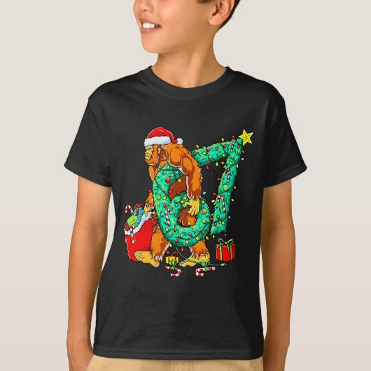 Santa Bigfoot 67 Christmas Tree Xmas Lights Funny T-Shirt (Vorderseite)
