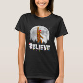 Santa Bigfoot Christmas Light Funny Believe T-Shirt (Vorderseite)