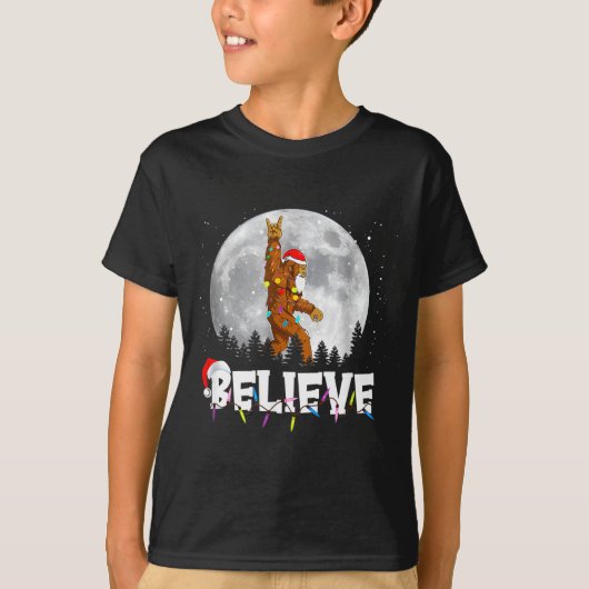 Santa Bigfoot Christmas Light Funny Believe T-Shirt (Vorderseite)