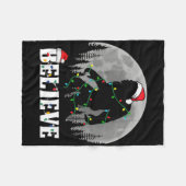 Santa Bigfoot Christmas Lights Funny Sasquatch Bel Fleecedecke (Vorderseite (Horizontal))