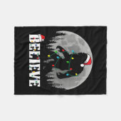 Santa Bigfoot Christmas Lights Funny Sasquatch Bel Fleecedecke (Vorderseite (Horizontal))