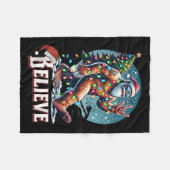 Santa Bigfoot Christmas Lights Funny Sasquatch Bel Fleecedecke (Vorderseite (Horizontal))