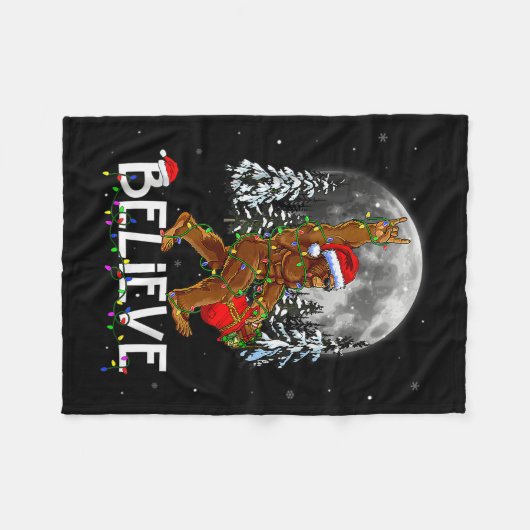 Santa Bigfoot Christmas Lights Funny Sasquatch Bel Fleecedecke (Vorderseite (Horizontal))