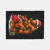 Santa Bigfoot Christmas Lights Funny Sasquatch Fleecedecke (Vorderseite (Horizontal))