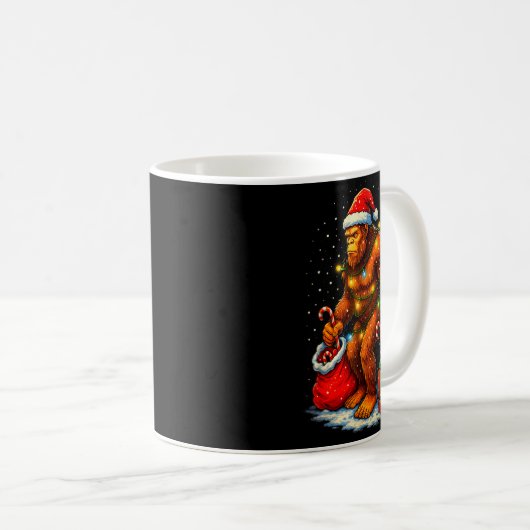 Santa Bigfoot Christmas Lights Funny Sasquatch Kaffeetasse (VorderseiteRechts)