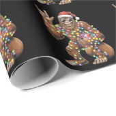 Santa Bigfoot Christmas Lights Rock Funny Geschenkpapier (Rolleneckpunkt)