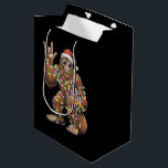 Santa Bigfoot Christmas Lights Rock Funny Mittlere Geschenktüte<br><div class="desc">Santa Bigfoot Christmas Lights Rock Funny Sasquatch Glaube</div>