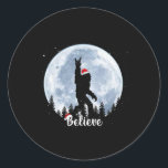 Santa Bigfoot Christmas Rock Roll Sasquatch Glauv Runder Aufkleber<br><div class="desc">Santa Bigfoot Weihnachtsrock Roll Sasquatch Glaube Xmas</div>